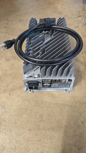 00139724 Summit 2 25 Amp 36v 1050 Watt Battery Charger Model 100-240v Ac