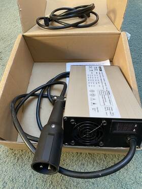 Vevor Qsddccdq48v15aysx 48v 15a Golf Cart Battery Charger Club Car 3 Pin Round Plug / Led